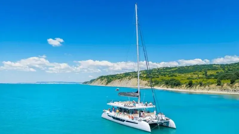 VIP catamaran with snorkelling (4 h)